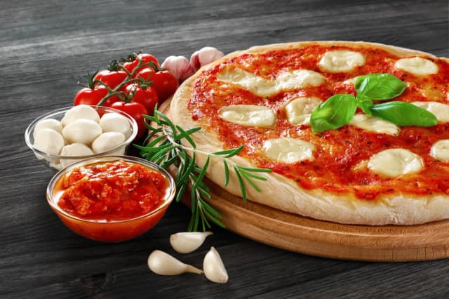Z czym jest pizza margherita? Odkryj jej historię i składniki Z czym jest pizza margherita? Odkryj jej historię i składniki