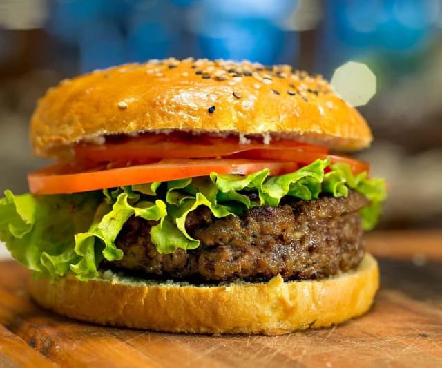 Skąd pochodzą hamburgery? Zaskakująca historia ich ewolucji Skąd pochodzą hamburgery? Zaskakująca historia ich ewolucji