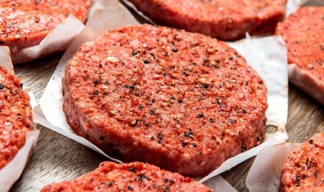 Jak doprawić mięso wołowe na burgery, aby były soczyste i aromatyczne Jak doprawić mięso wołowe na burgery, aby były soczyste i aromatyczne