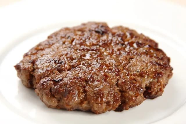 Jak przyprawić mięso na burgery, by uzyskać intensywny smak Jak przyprawić mięso na burgery, by uzyskać intensywny smak