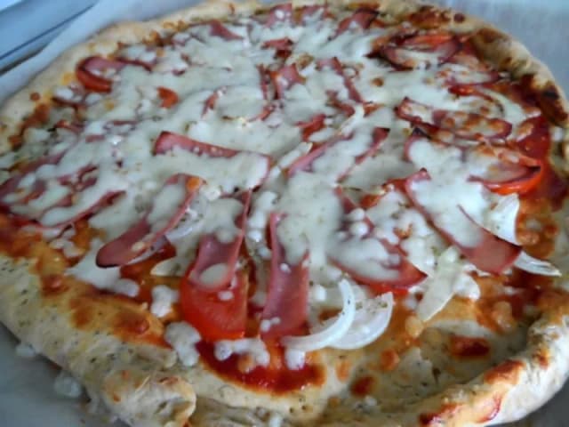 Idealne ciasto na pizzę jak z Pizza Hut - puszyste i łatwe do zrobienia Idealne ciasto na pizzę jak z Pizza Hut - puszyste i łatwe do zrobienia