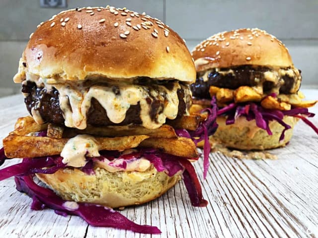 Jak usmażyć burgera na patelni, by uniknąć wysuszenia mięsa Jak usmażyć burgera na patelni, by uniknąć wysuszenia mięsa