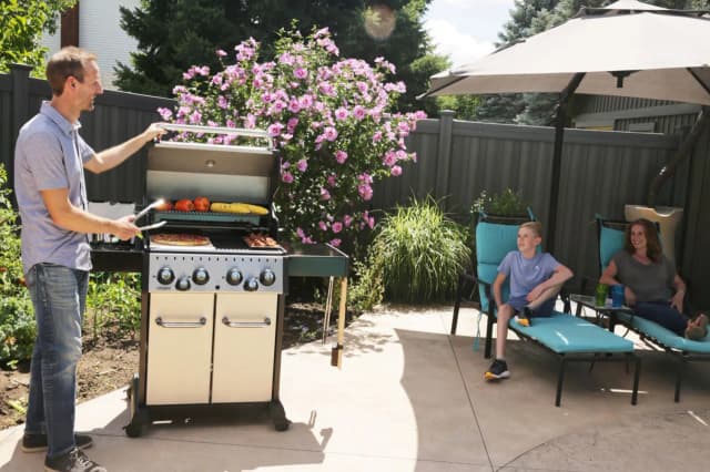 Grill ogrodowy z rusztem żeliwnym – odkryj jego zalety i funkcje Grill ogrodowy z rusztem żeliwnym – odkryj jego zalety i funkcje