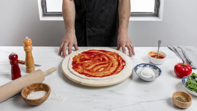Jak się robi pizza - prosta receptura na idealne ciasto i sos Jak się robi pizza - prosta receptura na idealne ciasto i sos