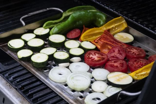 Jak grillować warzywa na grillu elektrycznym, aby uniknąć przypalenia? Jak grillować warzywa na grillu elektrycznym, aby uniknąć przypalenia?