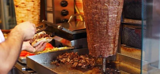 Ile gram mięsa w kebabie? Zaskakujące różnice w ilości! Ile gram mięsa w kebabie? Zaskakujące różnice w ilości!