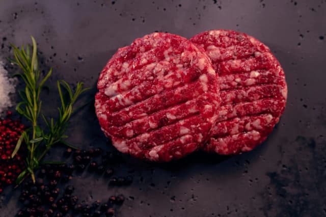 Jakie mięso wołowe na burgera zapewni najlepszy smak i soczystość? Jakie mięso wołowe na burgera zapewni najlepszy smak i soczystość?