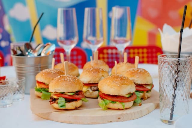 Jak podgrzać gotowe bułki do hamburgerów, by uniknąć twardości Jak podgrzać gotowe bułki do hamburgerów, by uniknąć twardości