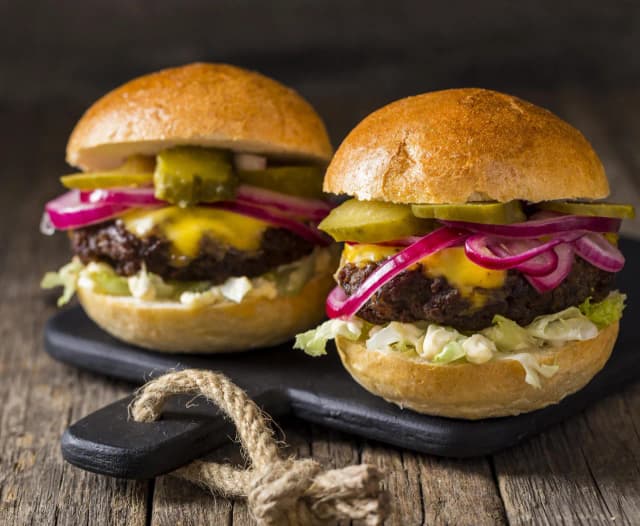 Jak smażyć mięso na burgery, by uniknąć suchych kotletów? Jak smażyć mięso na burgery, by uniknąć suchych kotletów?