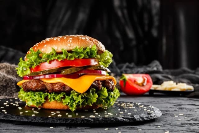 Jak przygotować mięso na burgera, aby uniknąć suchych kotletów Jak przygotować mięso na burgera, aby uniknąć suchych kotletów