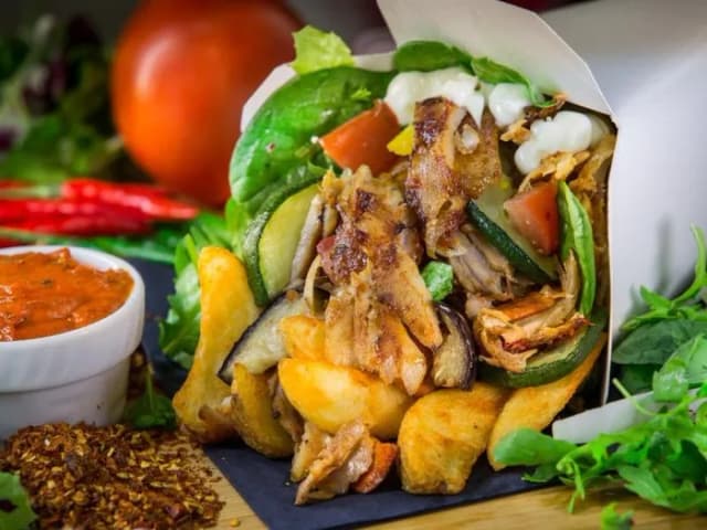 Ile kcal ma kebab rollo? Zaskakujące fakty o kaloriach i składnikach Ile kcal ma kebab rollo? Zaskakujące fakty o kaloriach i składnikach