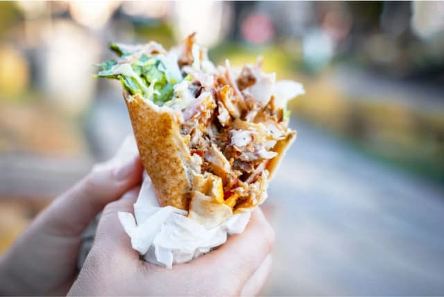 Ile kalorii ma kebab z frytkami? Zaskakujące liczby, które musisz znać Ile kalorii ma kebab z frytkami? Zaskakujące liczby, które musisz znać