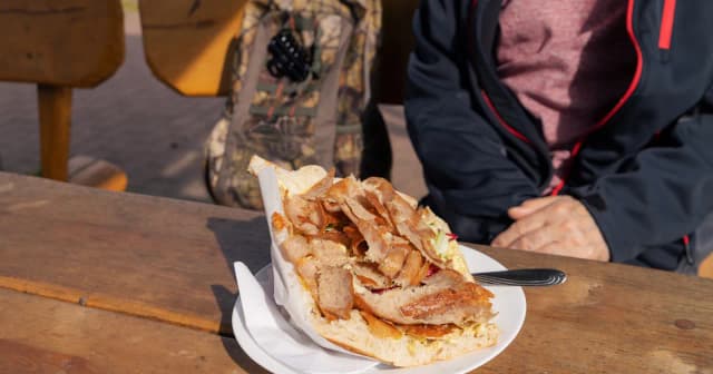 Czy kebab to fast food? Odkryj prawdę o tym popularnym daniu Czy kebab to fast food? Odkryj prawdę o tym popularnym daniu