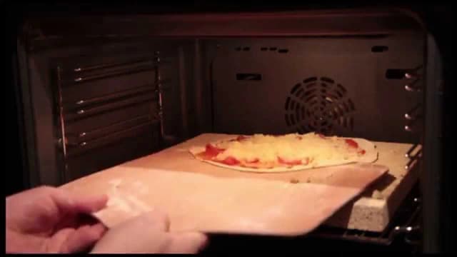 Jak przełożyć pizzę na kamień bez łopatki i uniknąć problemów Jak przełożyć pizzę na kamień bez łopatki i uniknąć problemów