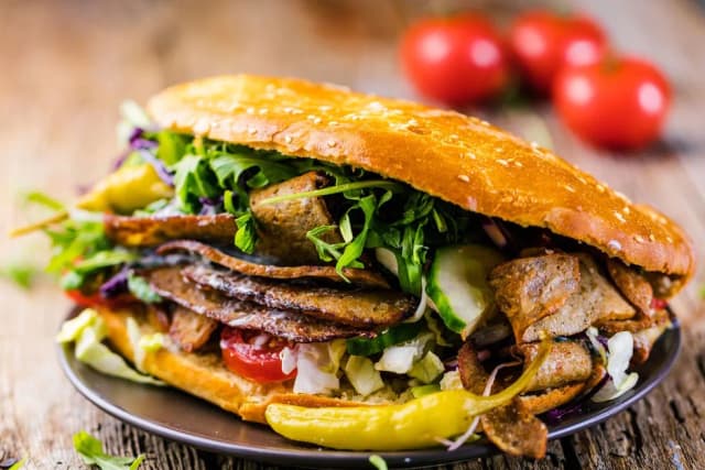 Pizza czy kebab: Co jest zdrowsze i mniej kaloryczne? Pizza czy kebab: Co jest zdrowsze i mniej kaloryczne?