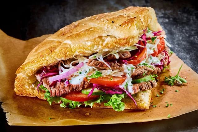 Ile kalorii ma kebab? Sprawdź, co wpływa na jego kcal Ile kalorii ma kebab? Sprawdź, co wpływa na jego kcal