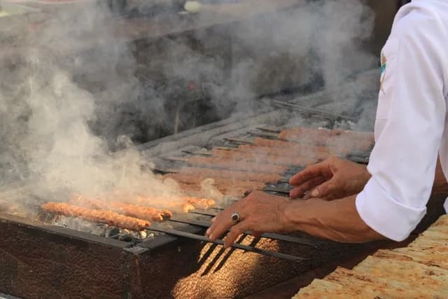 Jak wygląda kebab? Odkryj różnorodność i wyjątkowy smak tego dania Jak wygląda kebab? Odkryj różnorodność i wyjątkowy smak tego dania