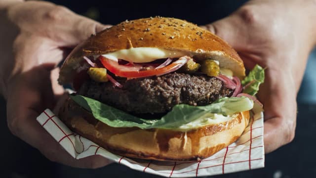 Jak smażyć wołowinę na burgery, aby były soczyste i pyszne Jak smażyć wołowinę na burgery, aby były soczyste i pyszne