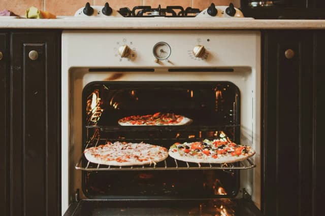 Jaką temperaturę i czas pieczenia wybrać dla idealnej pizzy? Jaką temperaturę i czas pieczenia wybrać dla idealnej pizzy?