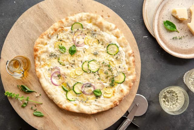 Pizza bianca co to? Poznaj tajemnice białej pizzy i jej składników Pizza bianca co to? Poznaj tajemnice białej pizzy i jej składników