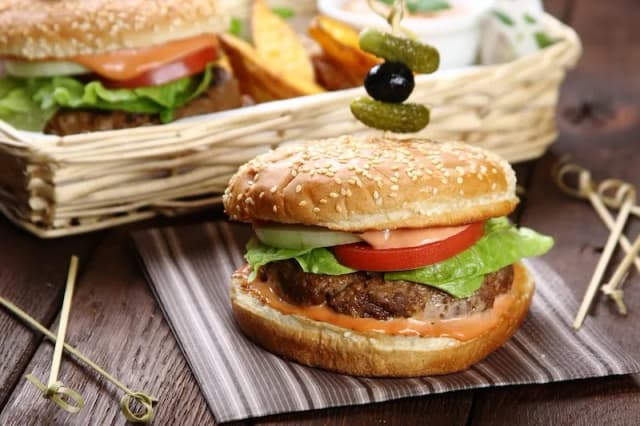 Ile piec hamburgery w piekarniku, aby były soczyste i chrupiące? Ile piec hamburgery w piekarniku, aby były soczyste i chrupiące?