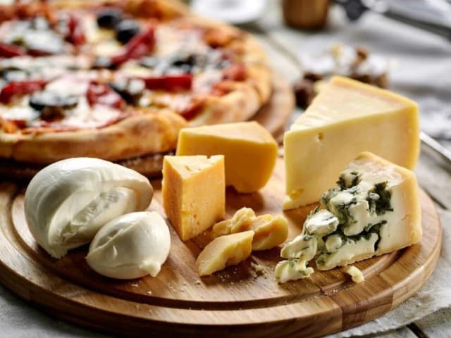 Jakie sery do pizzy 4 sery - najlepsze połączenia smakowe, które zaskoczą Jakie sery do pizzy 4 sery - najlepsze połączenia smakowe, które zaskoczą