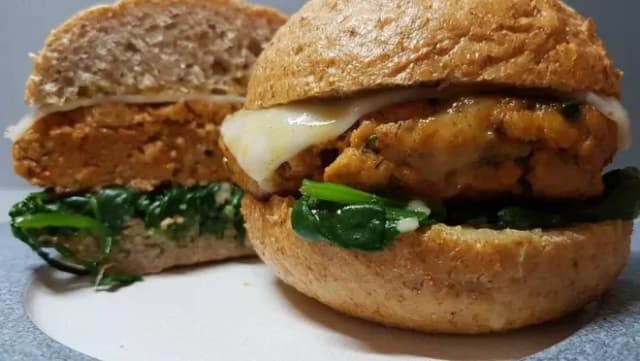 Jakie sosy do burgera - odkryj najlepsze smaki i oryginalne przepisy Jakie sosy do burgera - odkryj najlepsze smaki i oryginalne przepisy