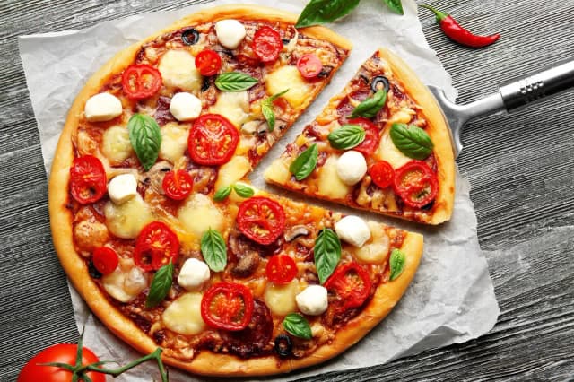 Kto wymyślił pizzę? Odkryj fascynującą historię jej powstania Kto wymyślił pizzę? Odkryj fascynującą historię jej powstania