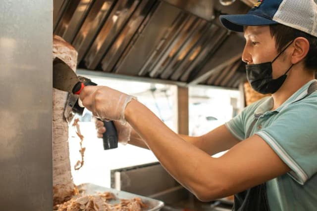 Ile kalorii ma kebab? Sprawdź, co wpływa na jego kaloryczność Ile kalorii ma kebab? Sprawdź, co wpływa na jego kaloryczność