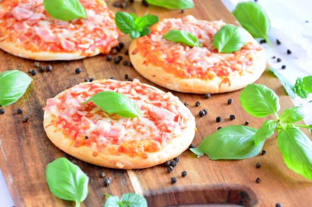 Jak zrobić mini pizze, które zachwycą gości na każdej imprezie Jak zrobić mini pizze, które zachwycą gości na każdej imprezie