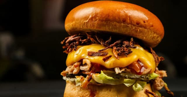 Jak złożyć hamburgera, aby nie rozpadł się podczas jedzenia? Jak złożyć hamburgera, aby nie rozpadł się podczas jedzenia?